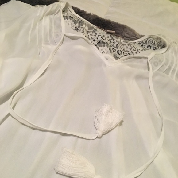 Cute white blouse - Picture 3 of 5